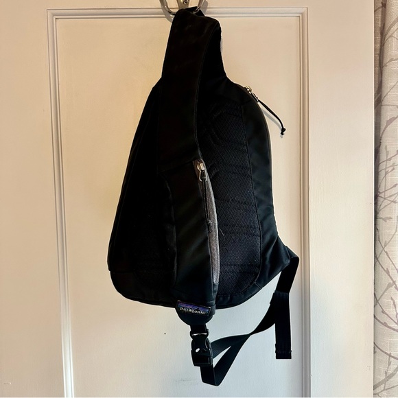Patagonia Black Atom Sling Bag 8L - Picture 2 of 4